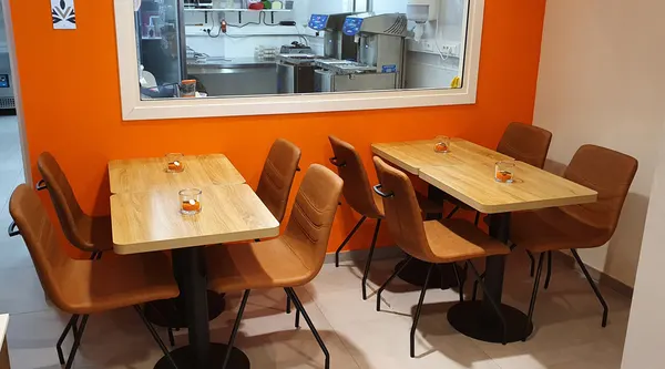 Le salon de dégustation aux chaises orange